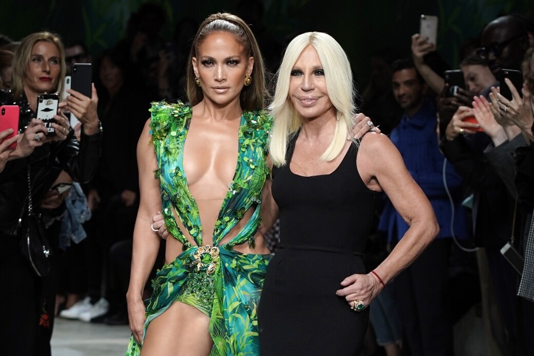 50 歲天后 Jennifer Lopez 重披「叢林裙」走秀！