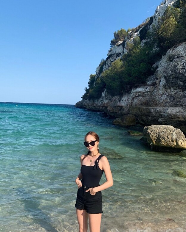 來到附近的海灘，Jessica穿上了黑色吊帶背心和熱褲，展露出美腿和香肩，性感