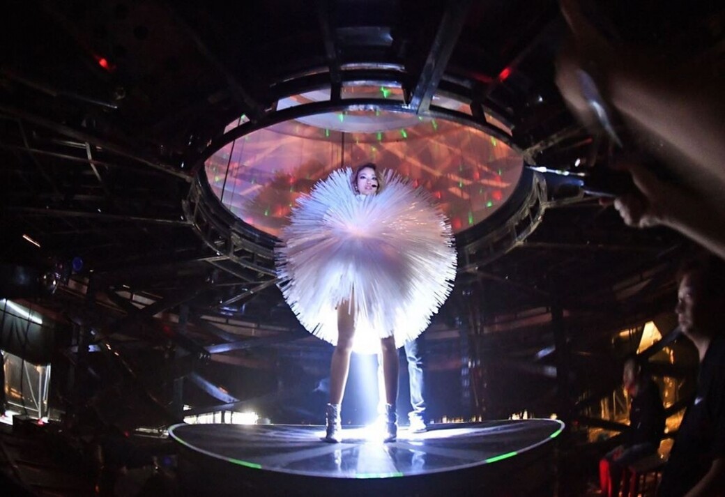 容祖兒在演唱會上以發光造型從高處登場。