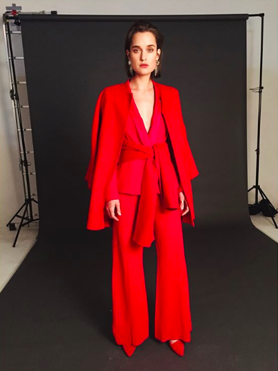 全身紅色的深V西裝套裝可不是普通人能carry，27歲的Kate Harrison的氣場卻很適