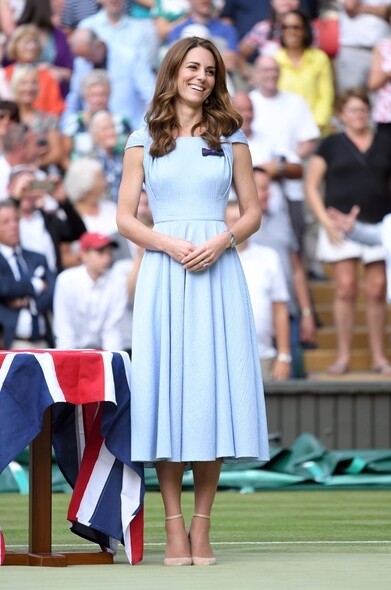 凱特王妃（Kate Middleton）這套訂製的Emilia Wickstead天空藍連身裙簡單優雅，配上裸色高根鞋