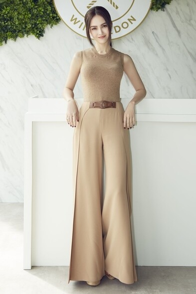 昆凌也是奶茶色穿搭愛好者，身著Ralph Lauren Collection 2019 早秋系列的駝色無袖羊絨毛