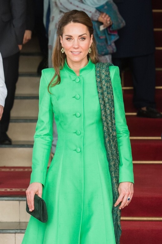 凱特身上的綠色長袍同樣出自Catherine Walker之手，搭配的白色長褲則是巴基斯坦