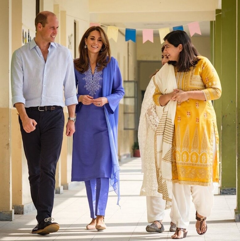 威廉王子與凱特一起拜訪當地學校時，凱特穿上藍紫色的無領長袖襯衫