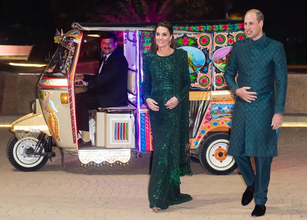 英國皇室公爵夫婦在第二天一起換上了參加晚宴的正式晚裝，搭著當地