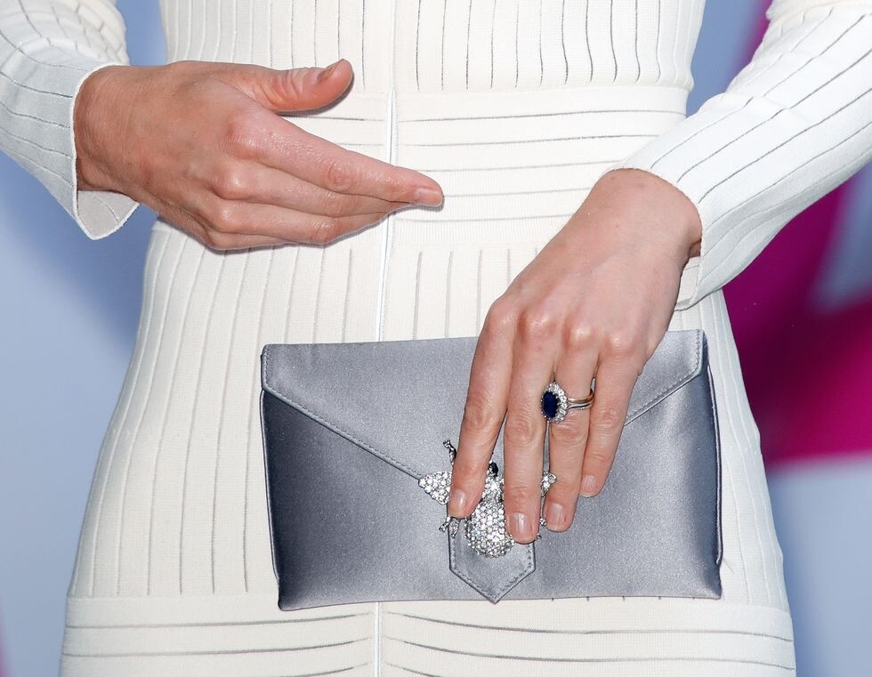 凱特王妃手裡拿著的是英國品牌 Wilbur & Gussie 的手提袋！優雅的絲緞材質，搭配精