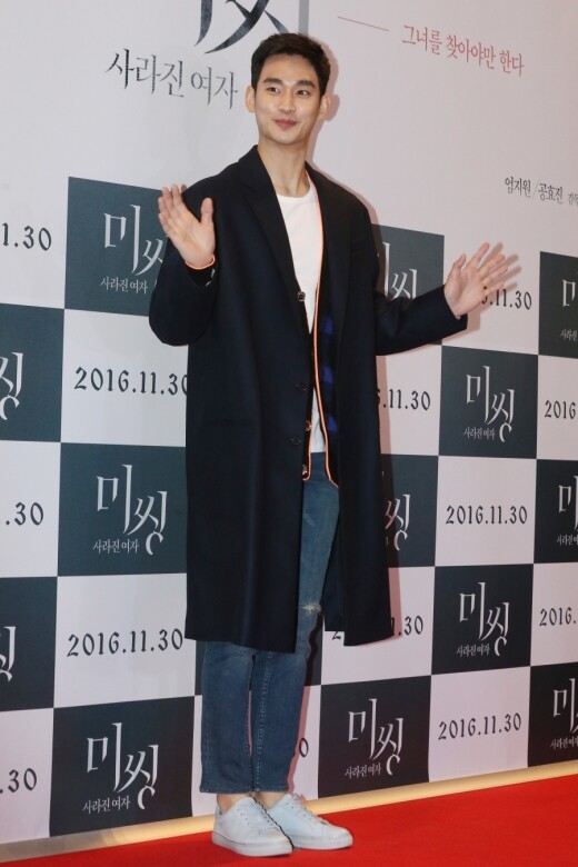 180cm高的金秀賢，穿起韓劇男主角最愛的長身及膝大褸，比例更修長。