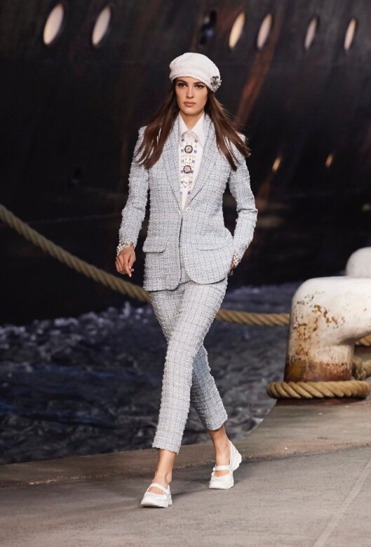 甘比總是緊貼Chanel的款式，這身套裝來自Chanel 2018/19 Cruise系列。