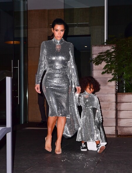 這款Vetements銀色閃片裙落在Kim Kardashian身上，由原先模特兒在天橋上演繹的闊身裙