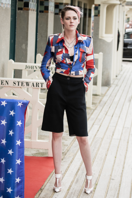 除了兩種極短褲的造型之外，Kristen Stewart也替我們示範了另一種的短褲穿搭，她