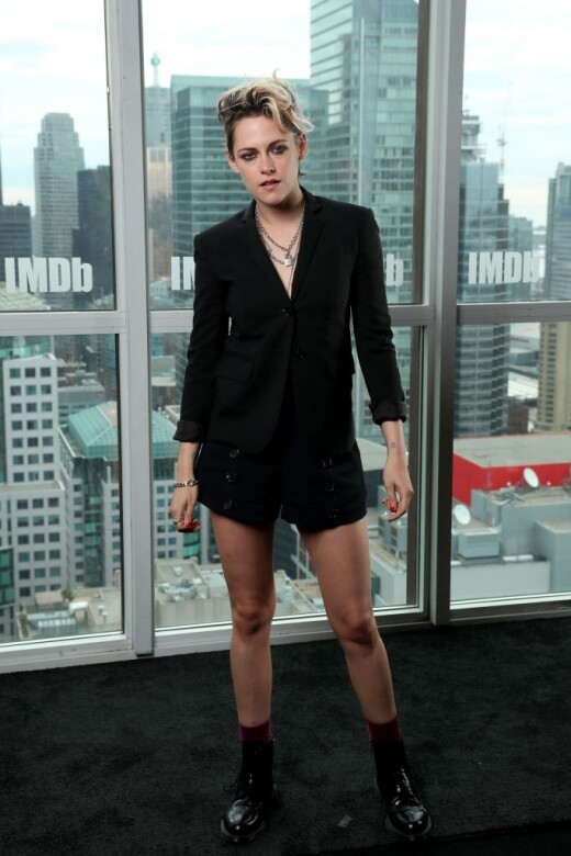 誰說西裝一定要配搭襯衫和長褲才有型，Kristen Stewart完美示範女人穿西裝的奧