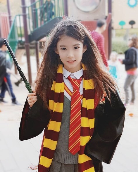 Lauren一把深啡色長髮，穿起《Harry Potter》裡葛來分多的校服，有沒有幾分像妙麗？噢！看