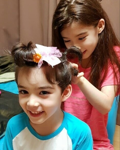 Lauren與Cooper感情要好，在家中閒來無事，姊姊就會為弟弟設計新髮型！紮了一頭