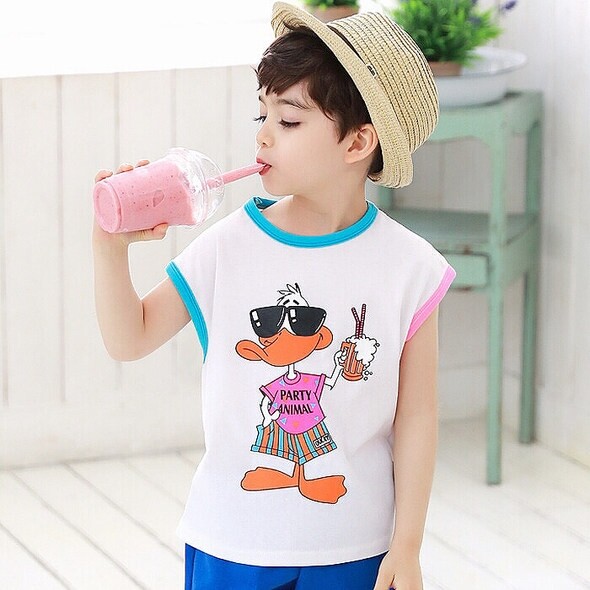 Cooper親身示範多個夏日休閒造型，鬆身印花t-shirt和帽子是炎夏不可或缺的