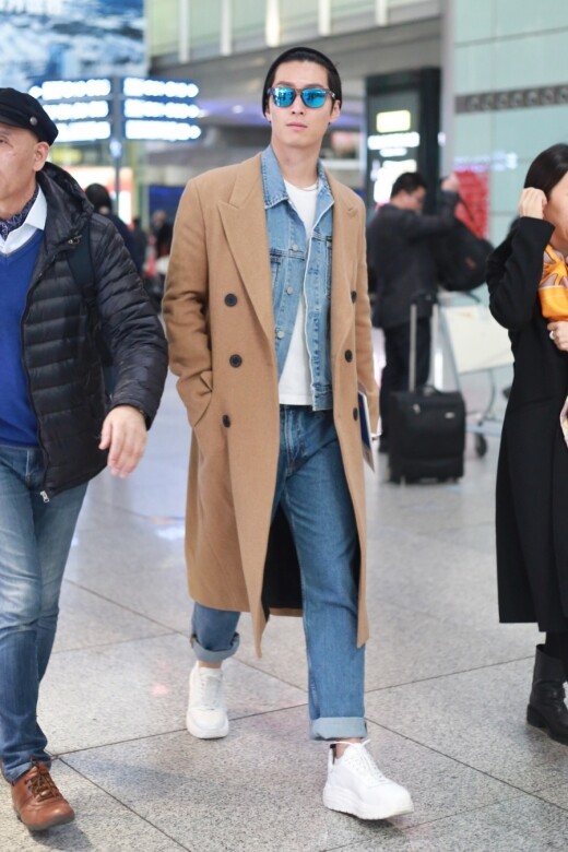 他的機場造型時尚程度絕不遜於韓星，淺藍色洗水牛仔褸和牛仔褲線條