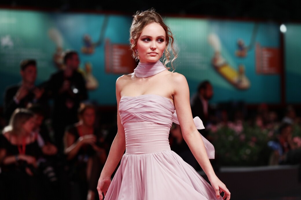 Lily-Rose Depp只有20歲但穿上淡粉紅色的長裙配合褶皺效果，帶出優雅的韻味
