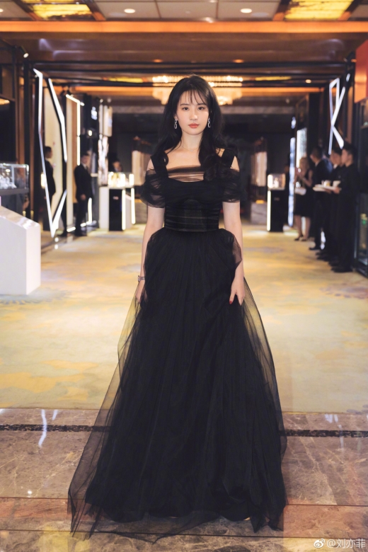 劉亦菲穿上黑色輕紗晚裝