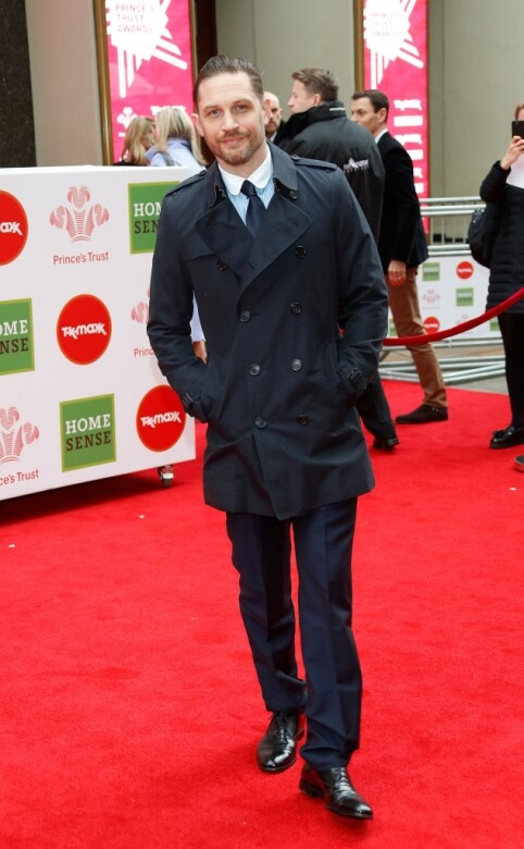 倫敦經常下雨，因此風衣成了英倫風穿搭的一大特色，Tom Hardy會將西裝跟風衣混搭
