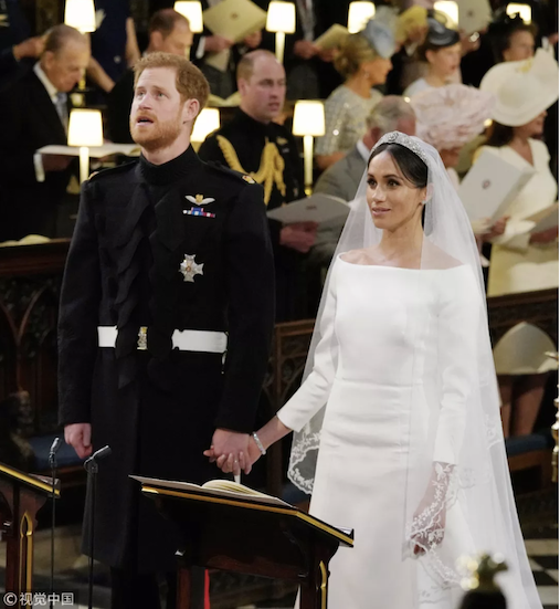 婚禮上，梅根選擇了Givenchy的一字領婚紗，完美展現了新王妃的鎖骨優勢，婉約