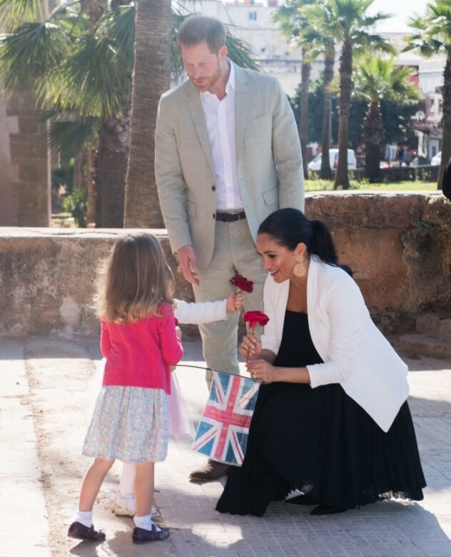 在外訪期間，哈里王子和梅根遇到兩位可愛的小女孩向他們送上兩朵紅