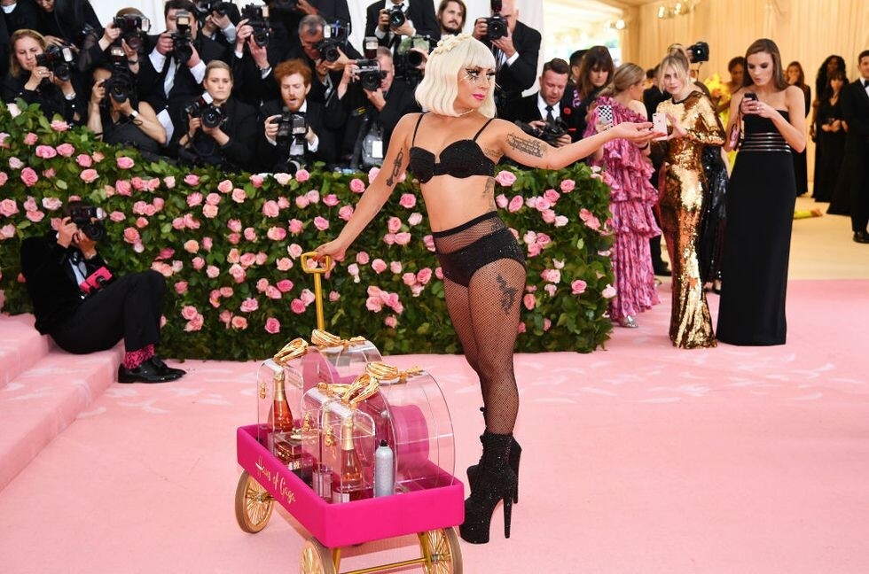 接下來Lady Gaga就在紅地毯進行一場脫衣show，根本把紅地毯當成演唱會在表