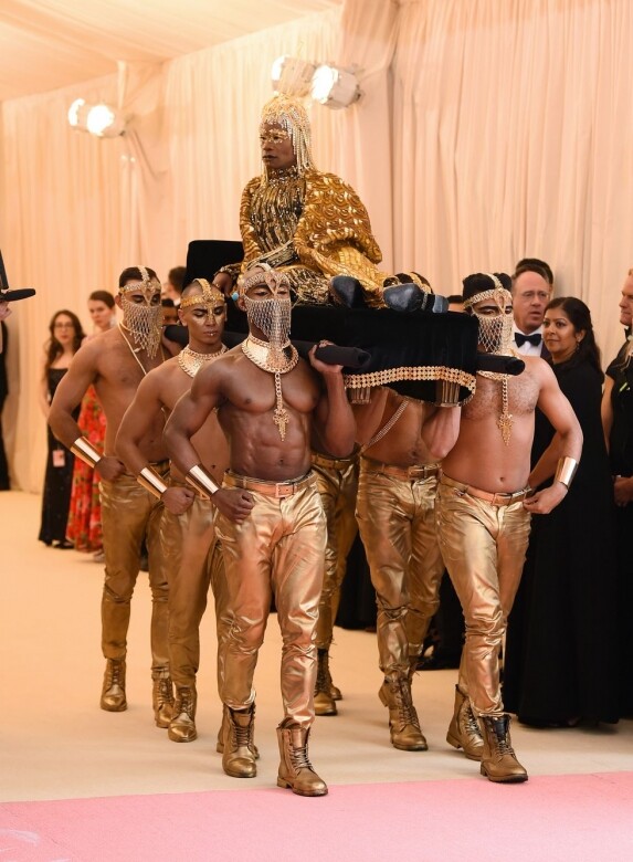 能與Lady Gaga比進場猖狂程度的還有被抬著上紅地毯的男星Billy Porter，繼上次在