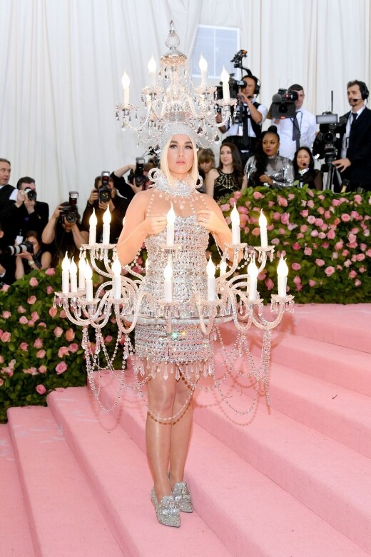 同樣也是時尚狂魔的Katy Perry則把自己變成一尊燭台，這身Moschino燭台裝，讓人想