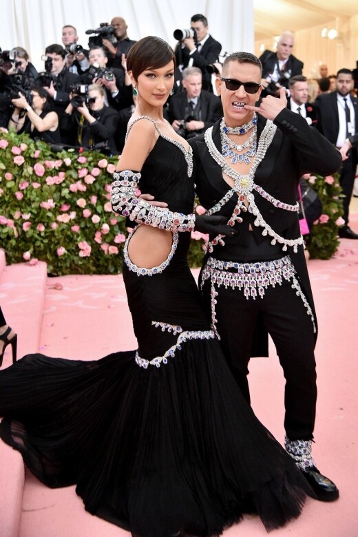 Bella Hadid和設計師Jeremy Scott來個mix & match！一同身穿Moschino黑色禮服登場，鑲滿寶石的服裝