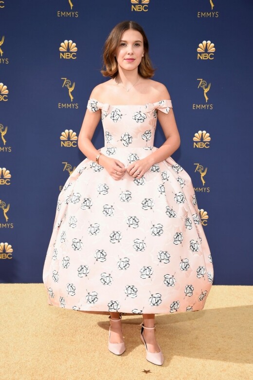 上年9月Millie穿上Calvin Klein花花晚裝行Emmys紅地毯。