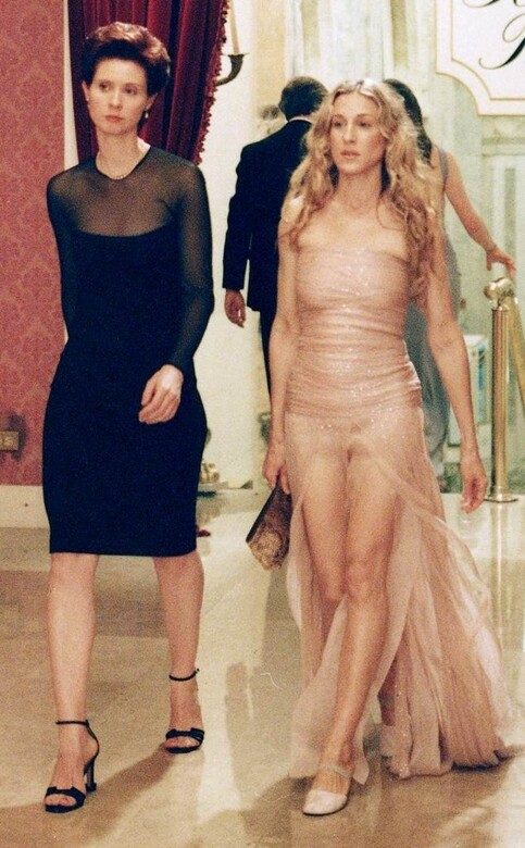 Miranda的半透視黑色連身裙，掩蓋了Carrie的裸色晚裝的風頭。