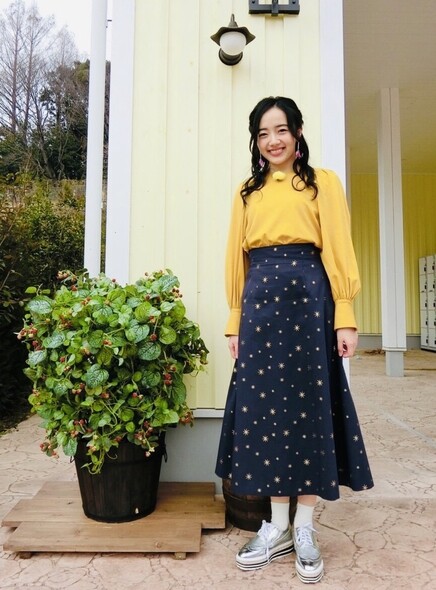 長裙是森田望智的最愛單品，深藍色星形圖案半截長裙配搭襯色的黃色