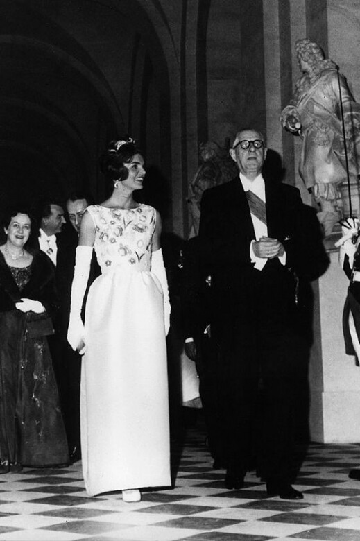 在Kennedy Onassis擔任第一夫人之時，Givenchy同時也是她的造型師，為她建立端正又時尚
