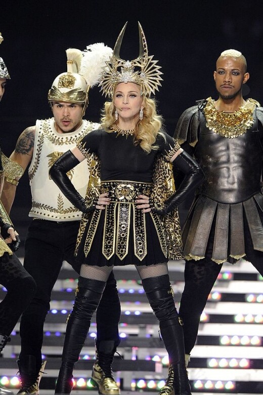 Madonna也是Tisci在Givenchy掌權時的標誌繆思女神之一。兩人分別在Madonna 2008年的Sticky and Sweet