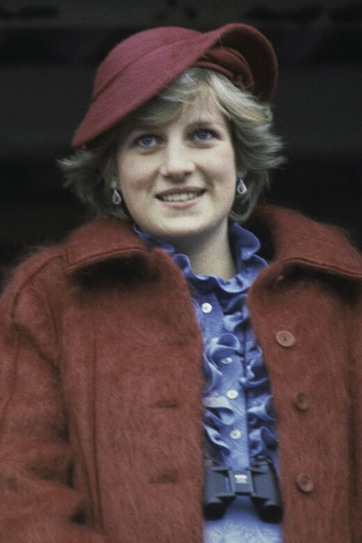 1982出席Grand National時帶著的酒紅色帽子。