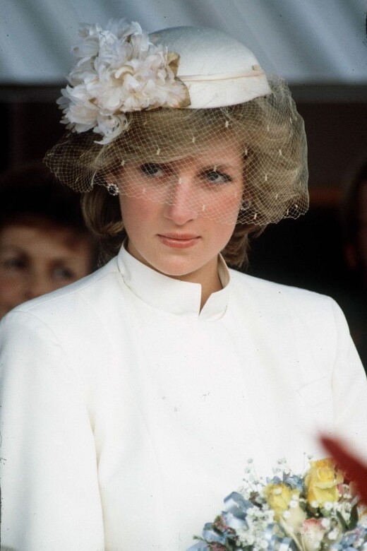 1983在塔斯曼尼亞戴著的米白花紗帽。