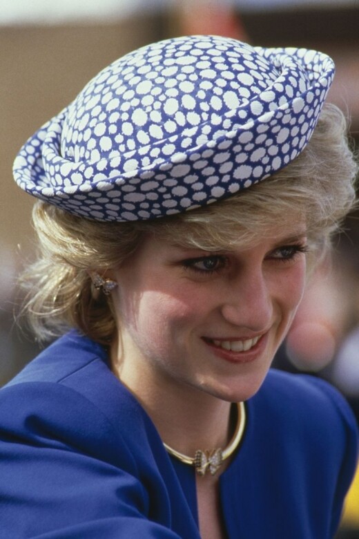 1986藍白圖案的帽子。