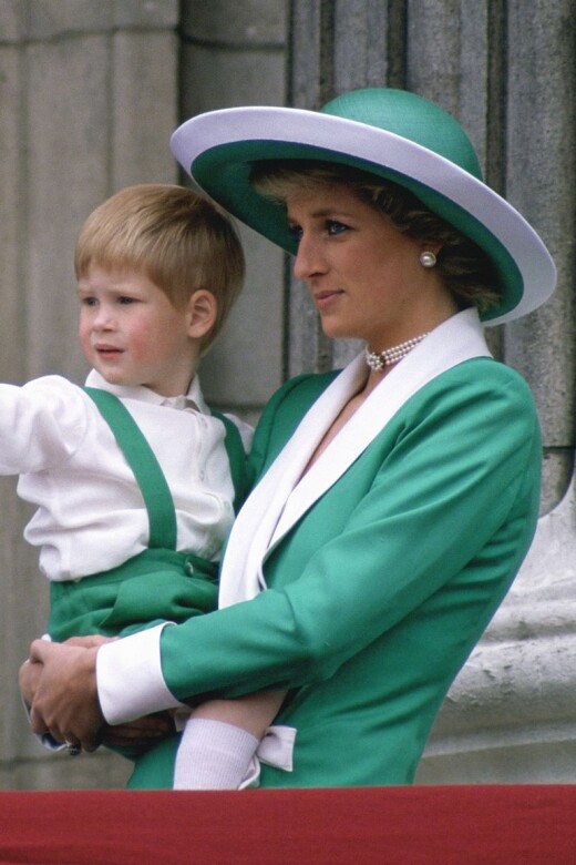 1988抱著哈里王子，戴著綠色拼白色的寬邊帽。