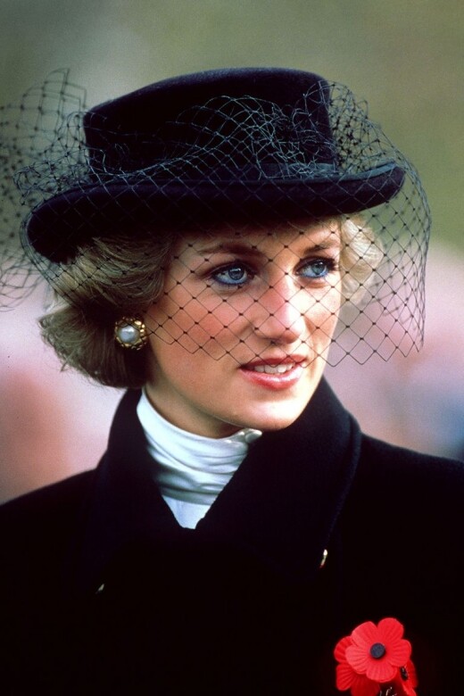 1988戴著戲劇性十足的黑紗Viv Knowlands帽子。