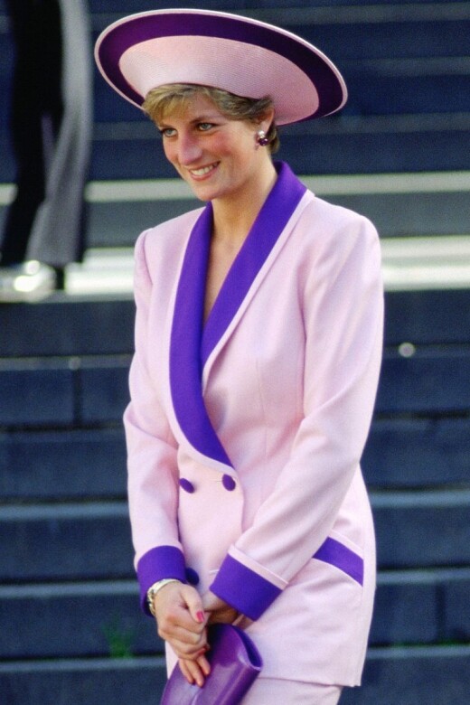 1990戴著粉紅和紫色的倒轉Brim Hat。