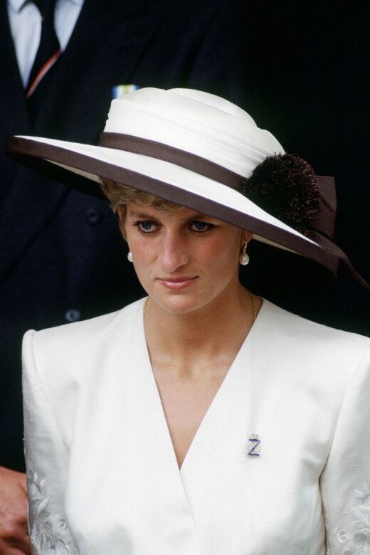 1991戴著Marina Killery的棕白拼色帽子。