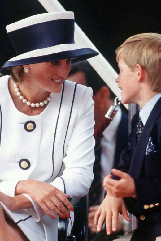 1995和哈里王子一起時戴的深藍拼白Top Hat。