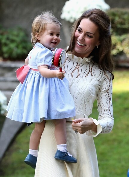 夏洛特從嬰孩時期就開始穿公主袖連身傘裙，都是以粉藍色或粉紅色為
