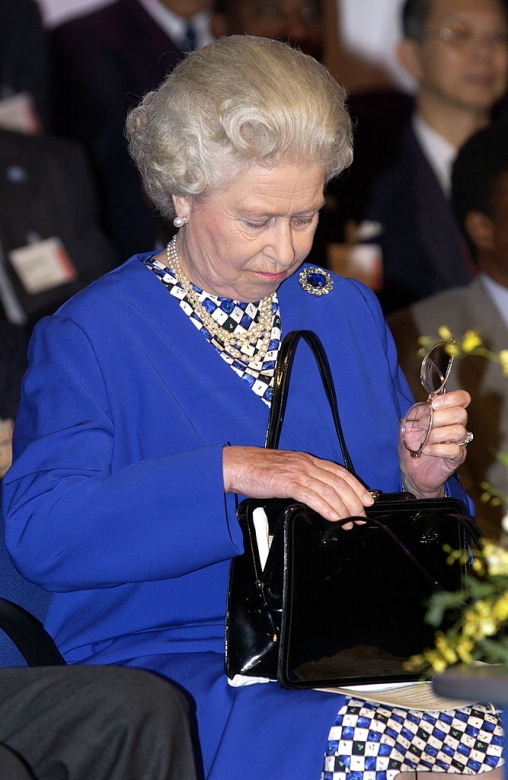 英女皇的手袋內有唇膏、老花眼鏡、筆、鏡和糖，週末到教堂時會準備紙幣