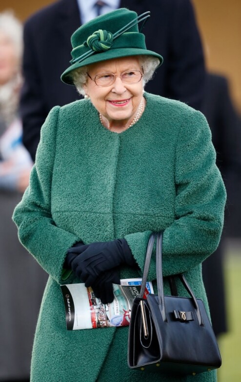 英女皇最愛的是黑色簡約Launer London的手袋，所以曝光率較高。