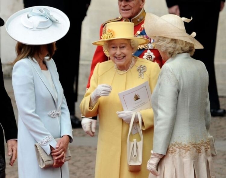 英國伊莉莎白女王則常用她的Launer手袋傳達秘密訊息給旁邊的工作人員