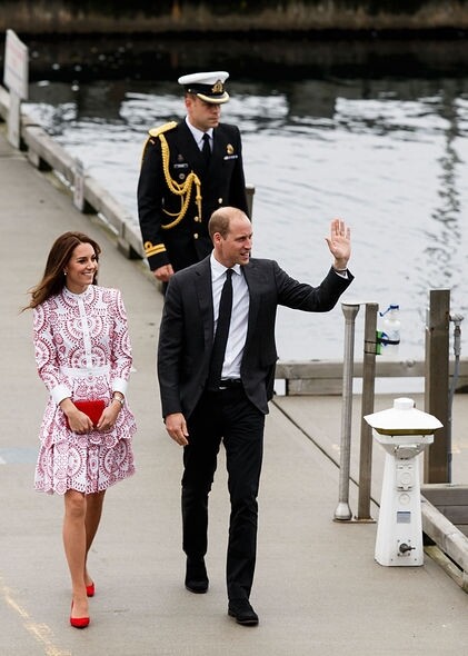 同樣地，凱特王妃亦喜歡tone on tone的穿搭造型，一條紅白色為主的長袖連身