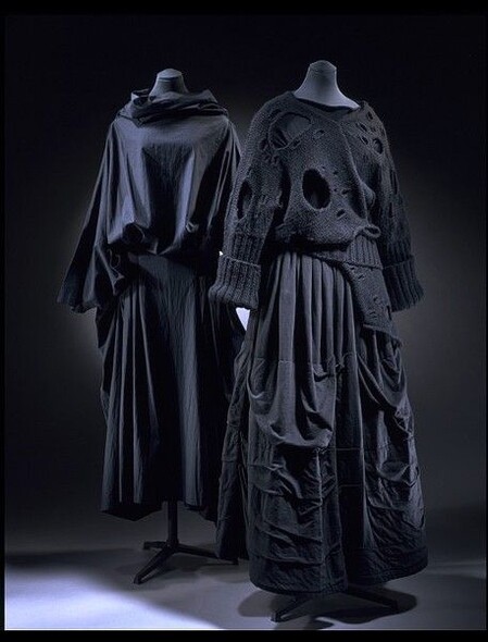 1981年，川久保玲首次於巴黎時裝週發布女裝系列。該系列的服裝全部均是