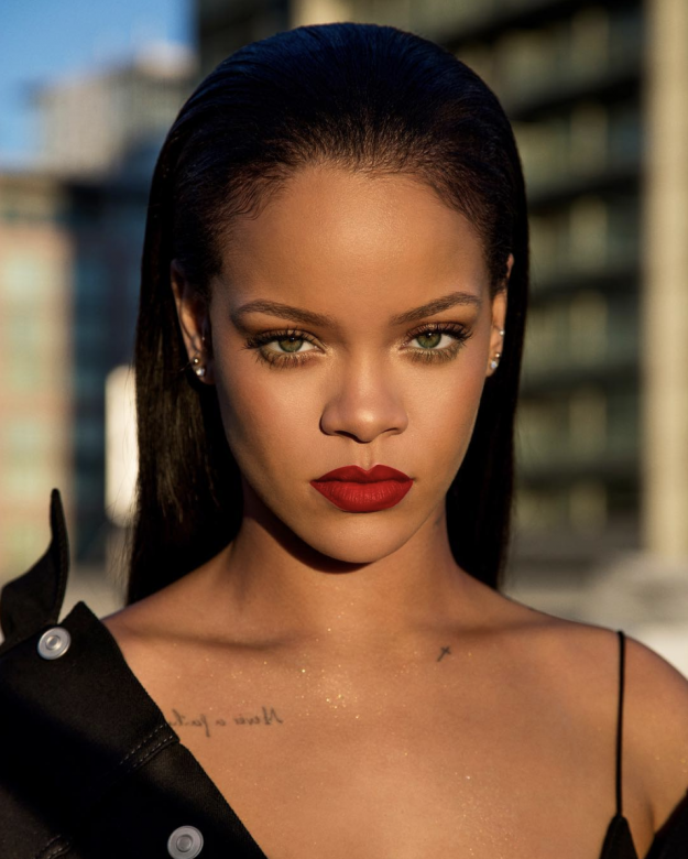 Rihanna和Ala’a相似之處在於五官，亦在於拍照時倔強的神情和強勢的姿態。