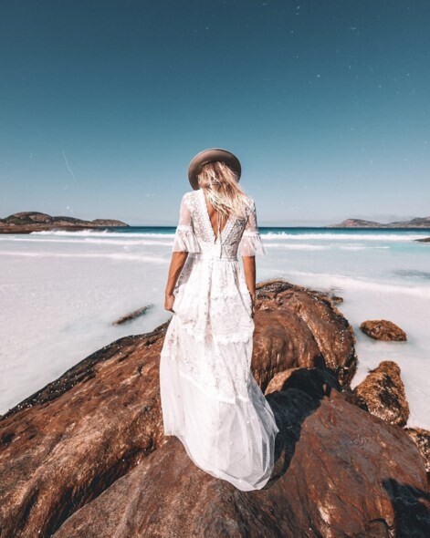 Needle&Thread的白色長裙，襯上Sarah的蜜糖肌色和一望無際的大海，好想這樣投奔夏