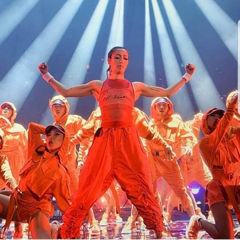 Encore部份，Sammi換了一身火紅色運動裝上場，與31位舞蹈員表演了一段勁舞，唱